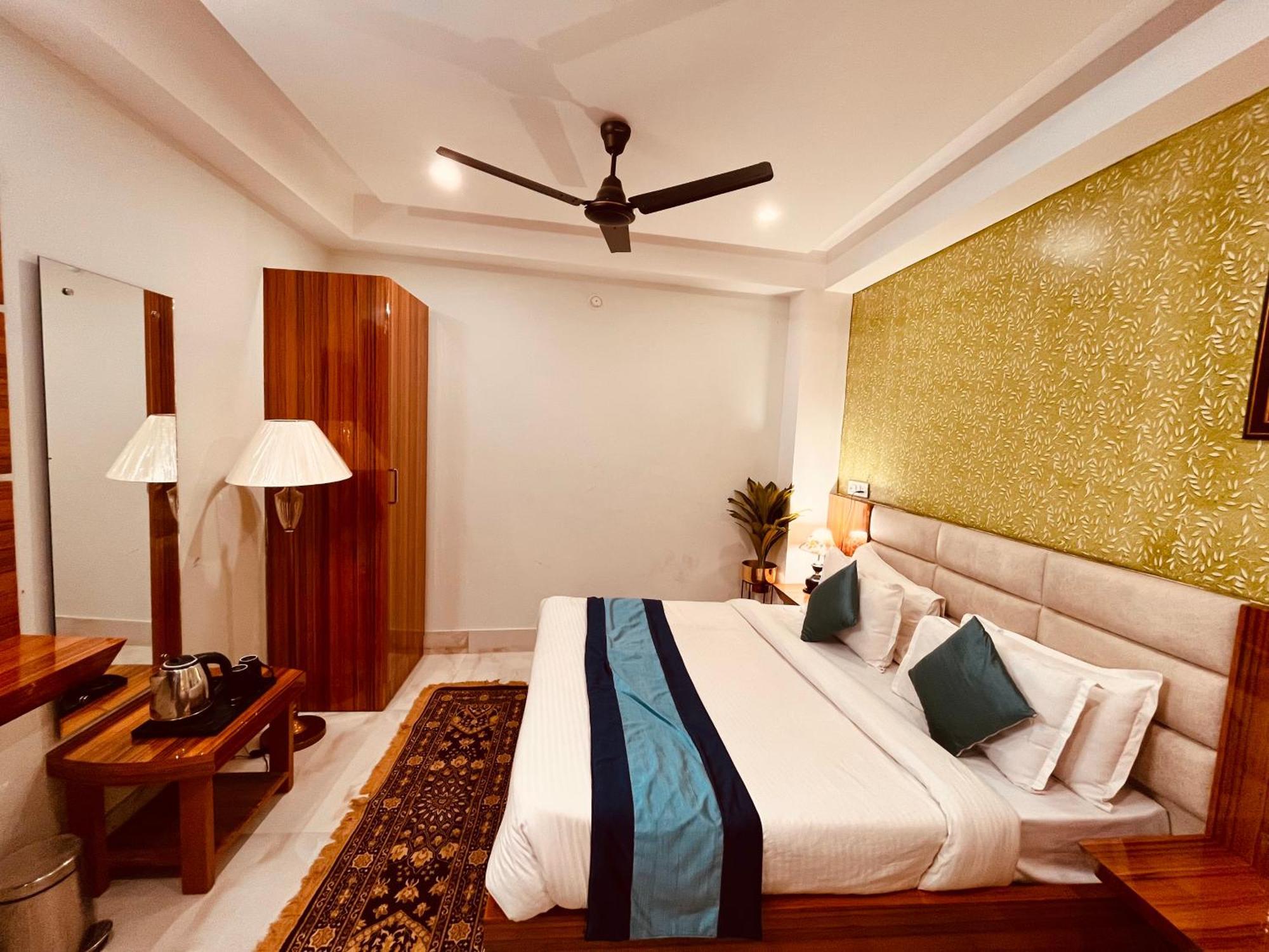 Hotel Golden Temple View By La Casa, Amritsar #Top Rated #Most Awarded #Swimming Pool #Prime Location #Luxury Rooms #Parking #Rooftop Cafe 外观 照片