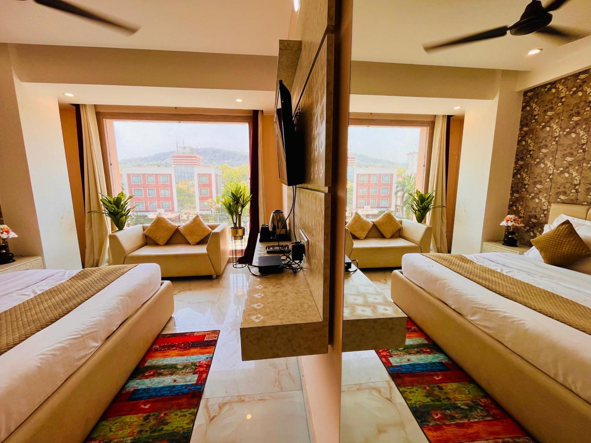 Hotel Golden Temple View By La Casa, Amritsar #Top Rated #Most Awarded #Swimming Pool #Prime Location #Luxury Rooms #Parking #Rooftop Cafe 外观 照片